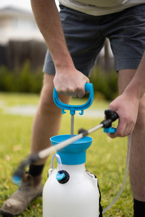 8L Shoulder Sprayer - Image 8